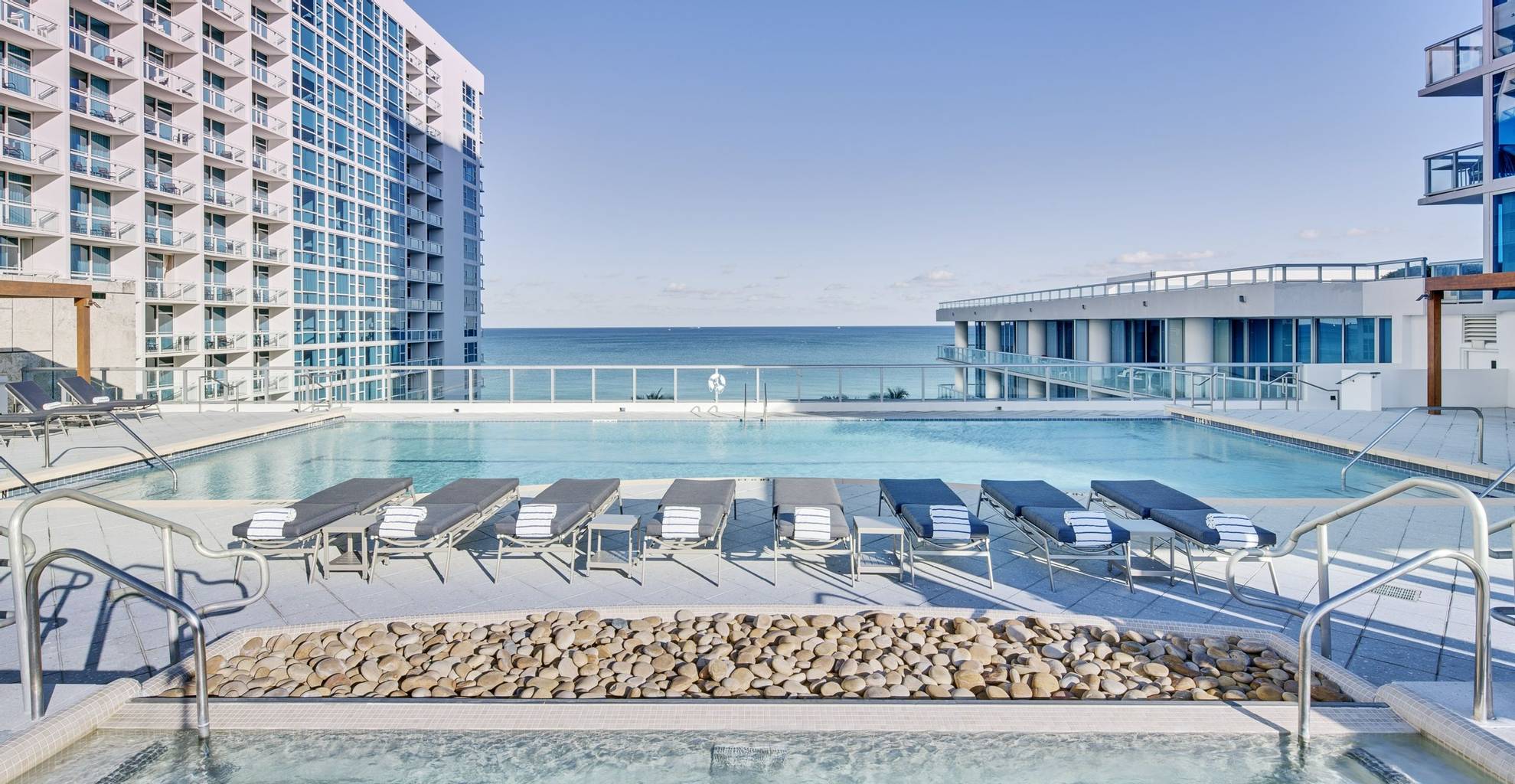 1. Carillon Miami Wellness Resort (Miami) Pool